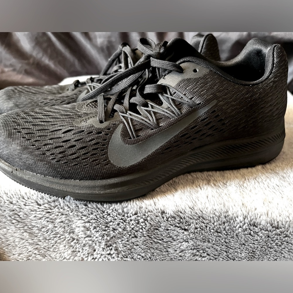 Nike Zoom Winflo 5 running shoes sz 9